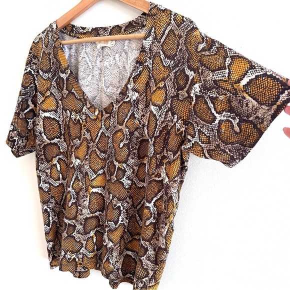 Nation LTD python snake print V-neck t-shirt top size medium - Picture 2 of 5